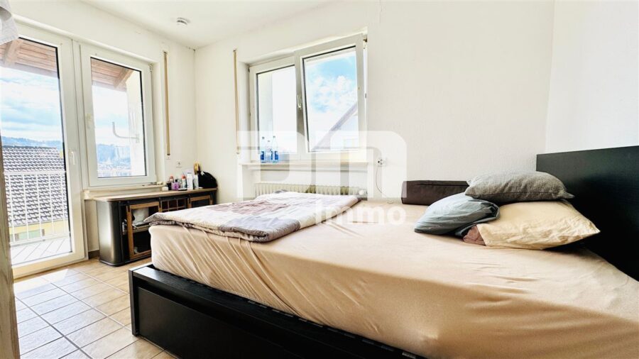 Hochwertiges Drei- bis Vierfamilienhaus in erhobener Ortsrandlage mit Panoramablick - 1.OG Schlafzimmer 1 / Kinderzimmer / Zugang Balkon